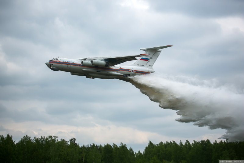 Ил-76 МЧС сброс воды