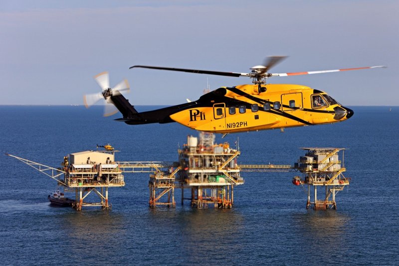 Helicopter Oil landing on the platform
