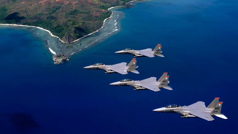 Военный самолет над морем