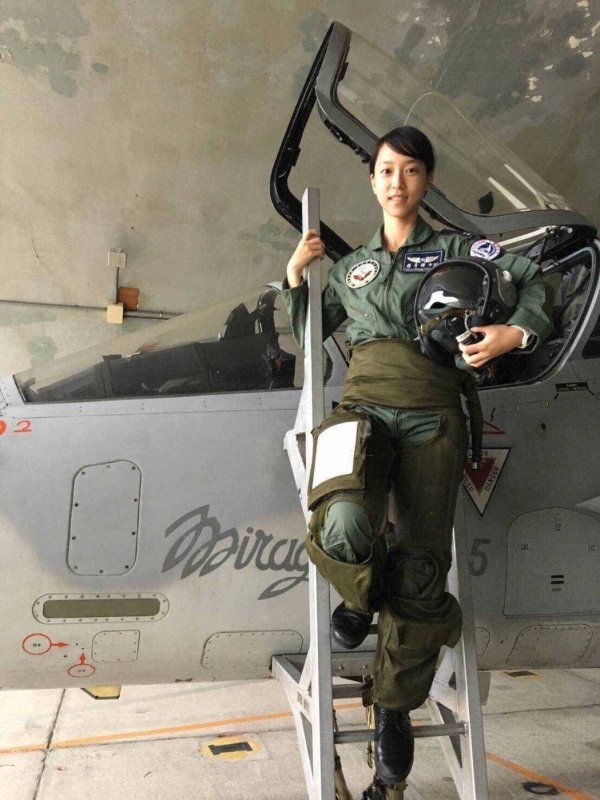 Female Fighter Pilot f15