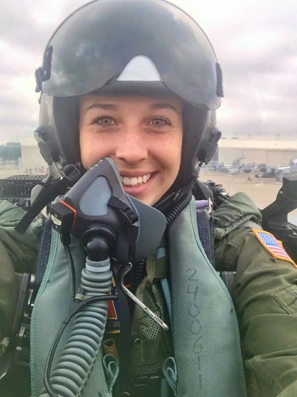 Девушка военный пилот