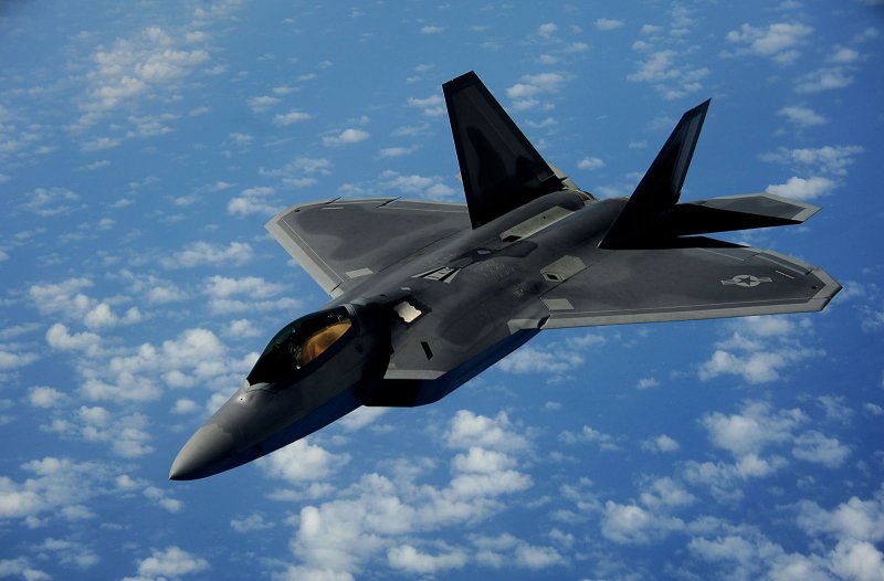 Истребитель США f22 ракетами