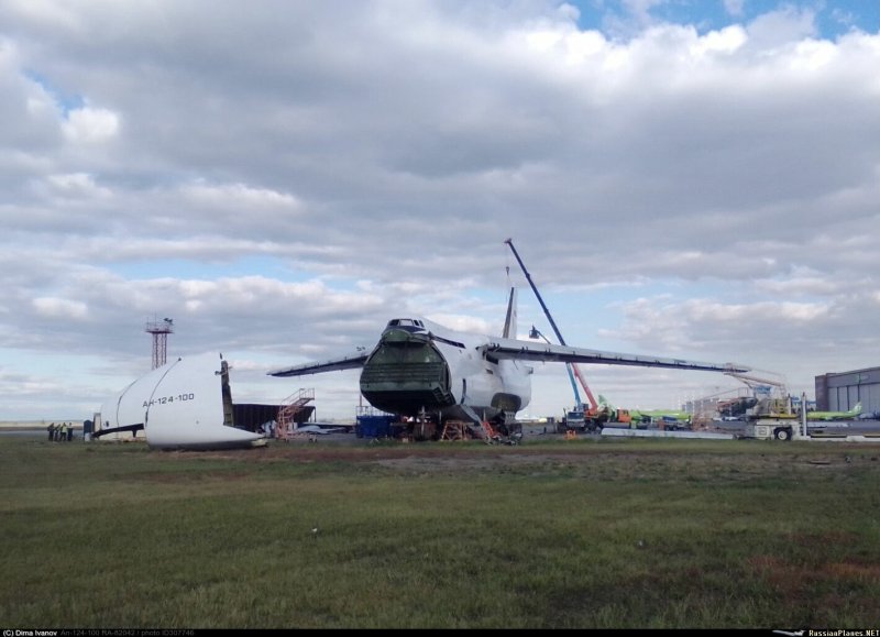 АН 124 выкатился с полосы в Толмачево