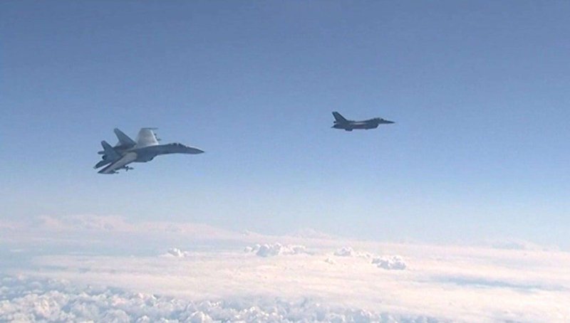 Су-27 над Балтикой