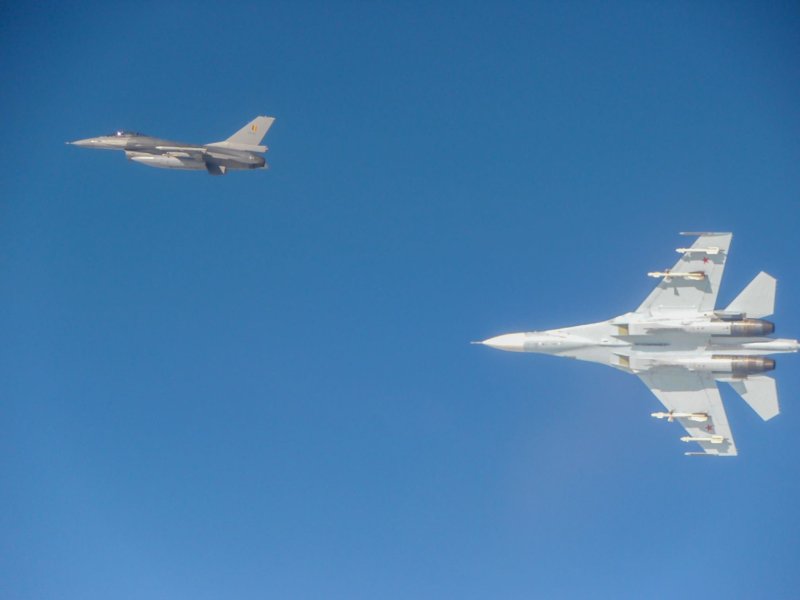 Су-27 vs f-16
