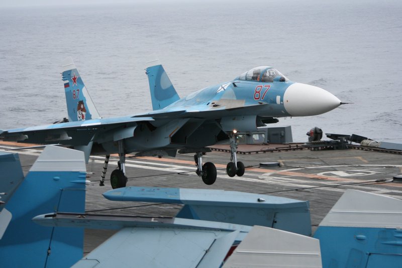 Истребитель корабельного базирования Су-33