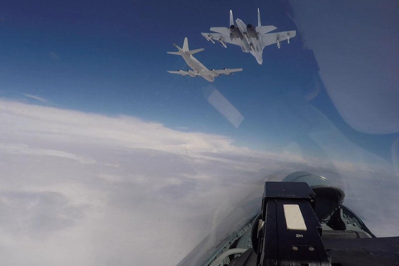 Перехват Су-27 б-52