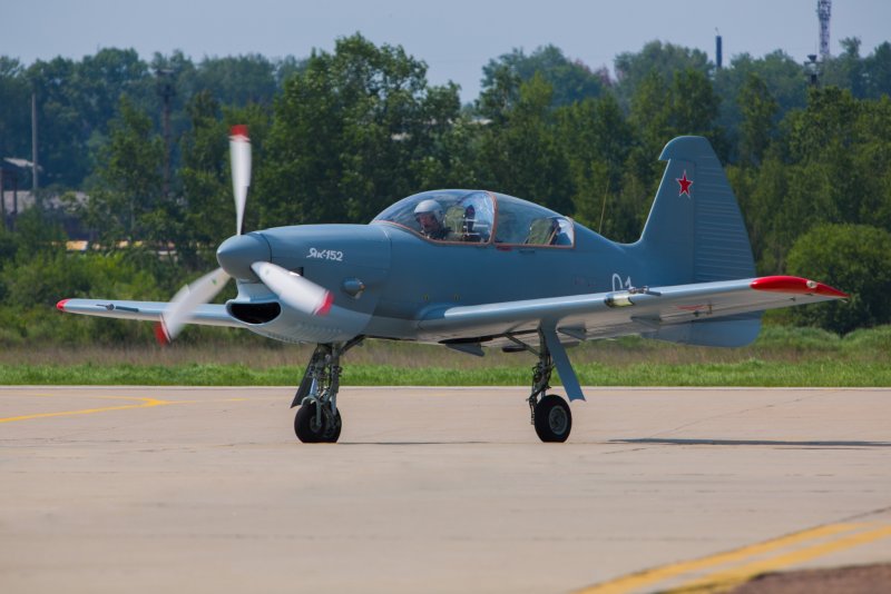 Самолёт як-152