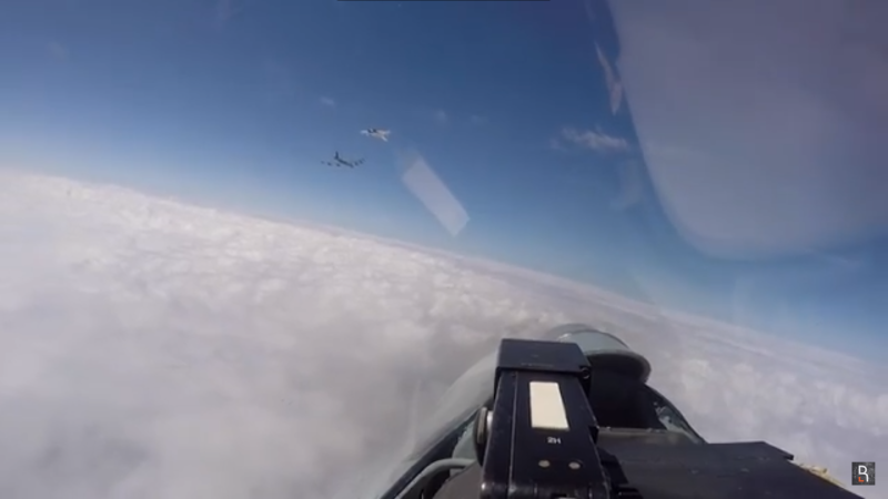 Су-27 перехват b-52