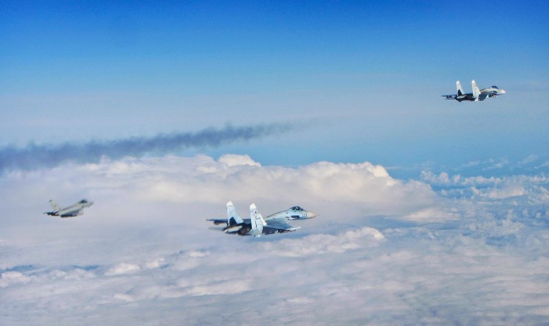 Военные самолеты в небе