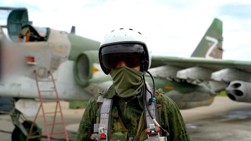 Летчик ВКС России Су 25