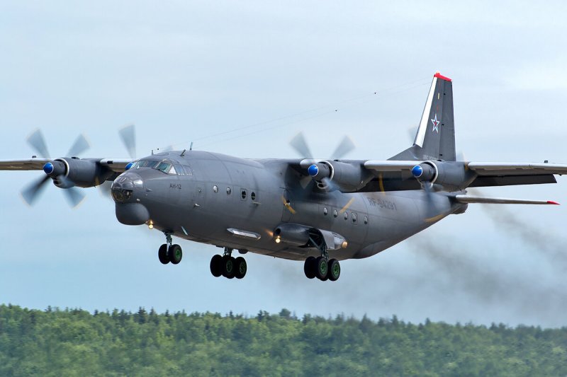 Военный транспортный самолет АН-12