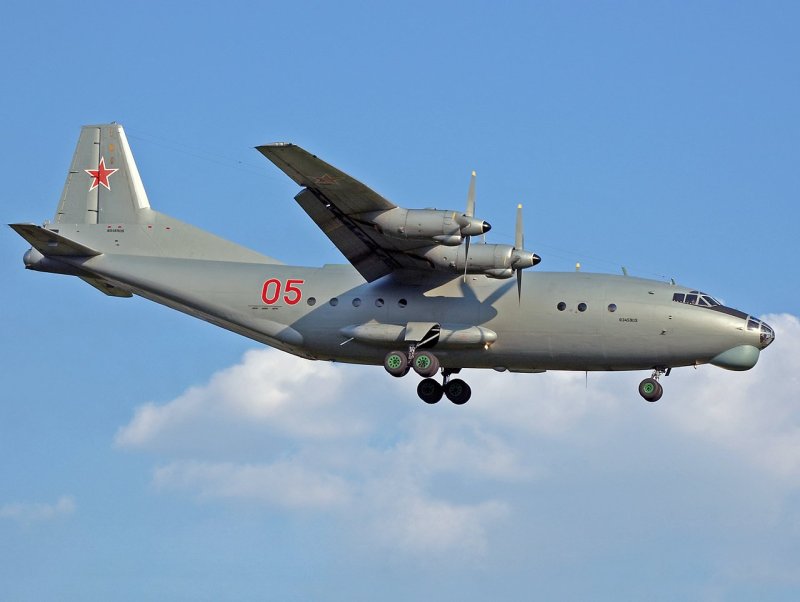 АН-12 транспортный самолёт