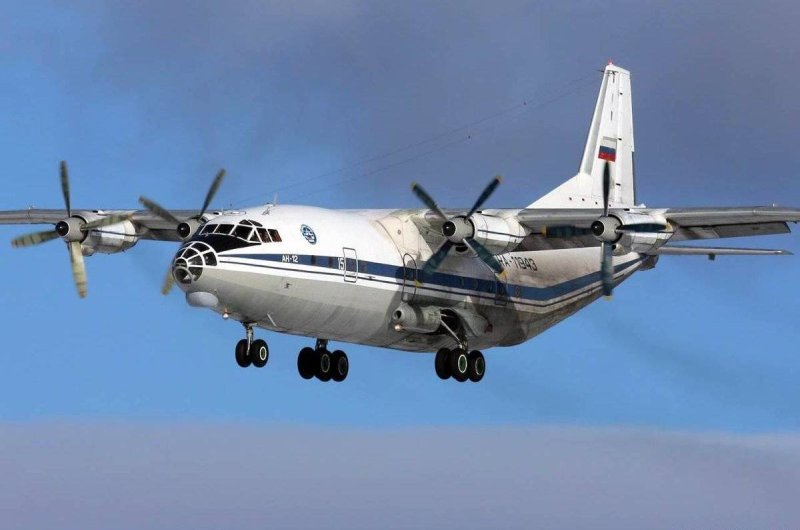 АН-12 военно-транспортный самолёт