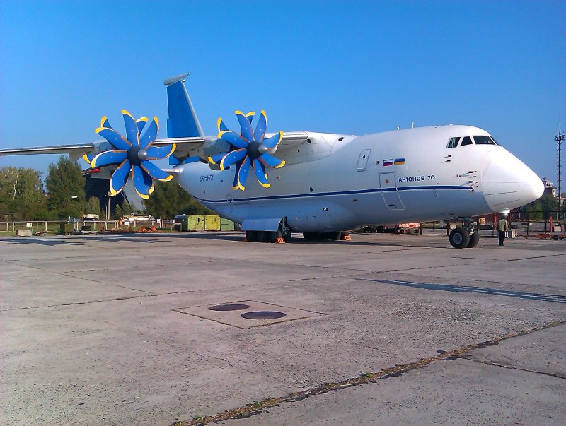 АН-70 военно-транспортный самолёт