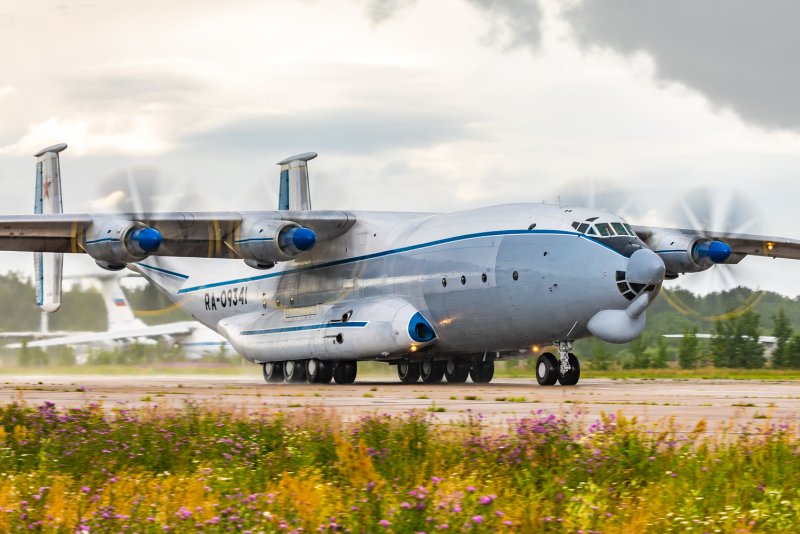 Тяжёлый военно-транспортный самолёт АН-22 («Антей»)