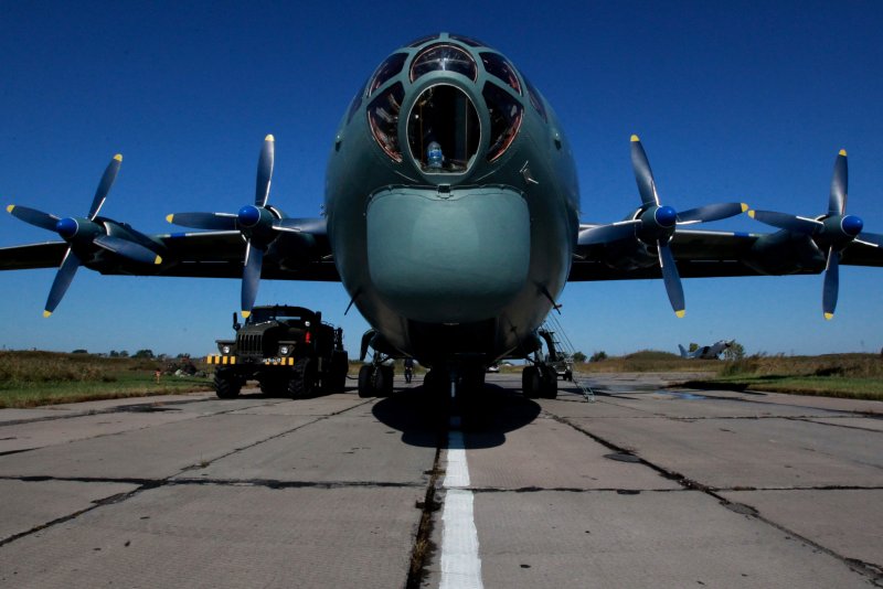 Военный транспортник АН-12