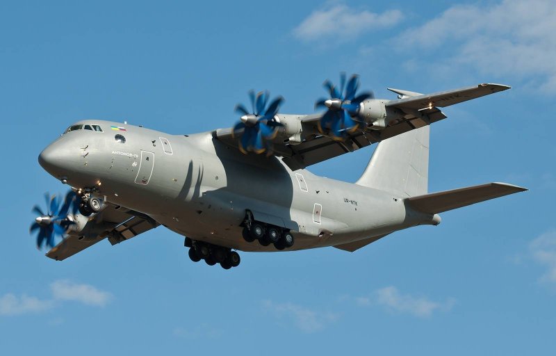 АН-70 военно-транспортный самолёт