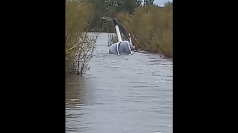 Самолет свалился в речку