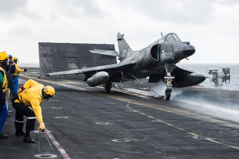 Взлет super Etendard с авианосца