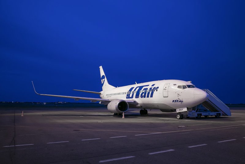Boeing 737-500 UTAIR