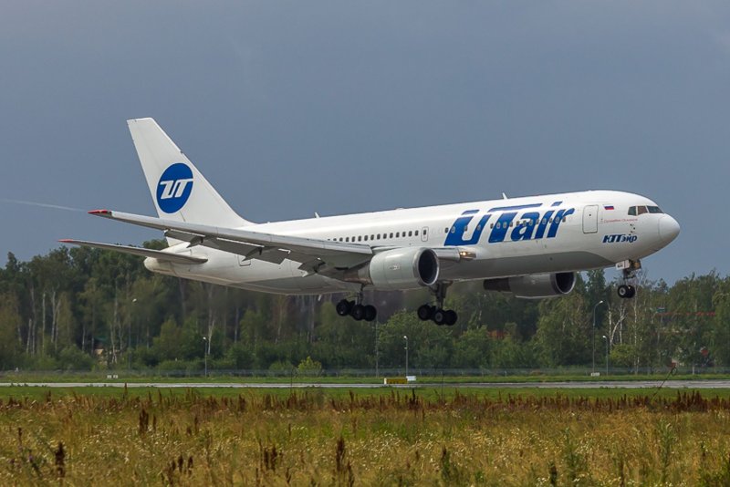 Самолёт ЮТЭЙР Боинг 737-800