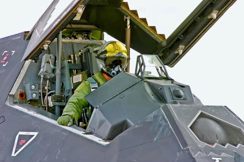 Ф 117 стелс кабина
