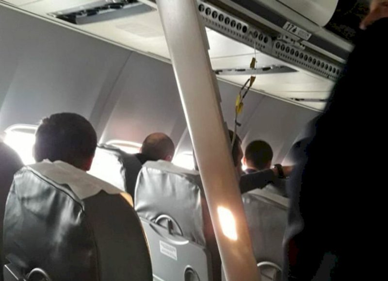 Посадка пассажиров Боинг 737 в аэропорту