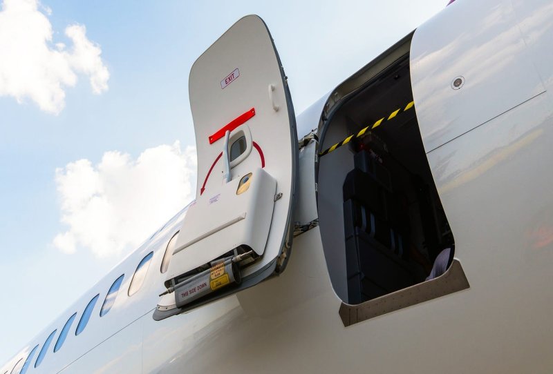 Дверь самолета Боинг 737