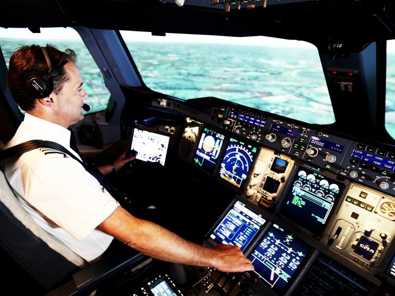 Boeing 737 Cockpit Pilot