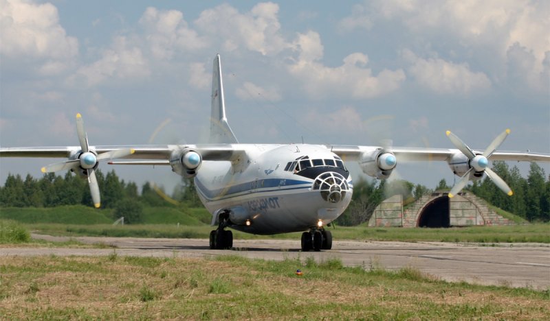 АН 12 грузовой самолет
