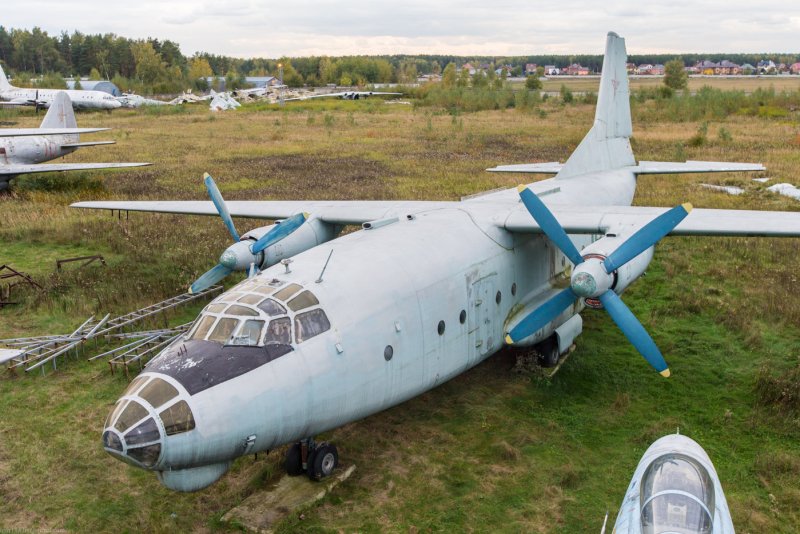 АН-8 военно-транспортный самолёт