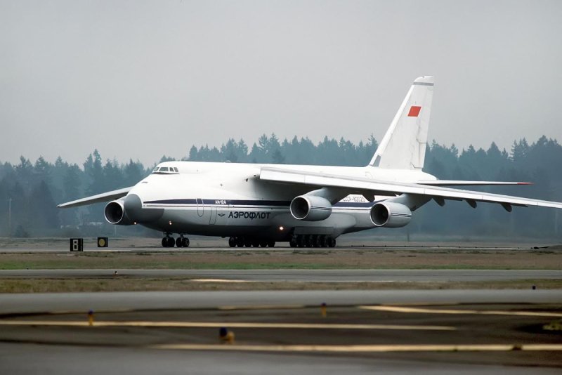 АН-124 военно-транспортный самолёт