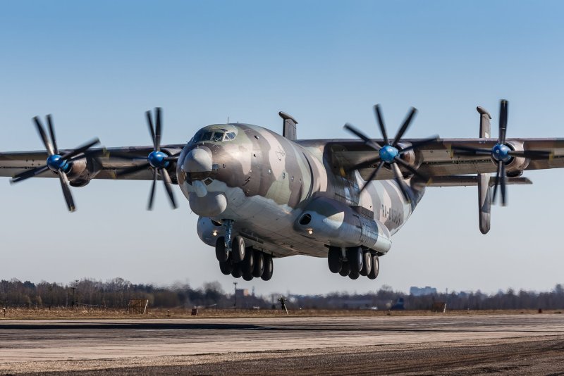 Тяжёлый военно-транспортный самолёт АН-22 («Антей»)