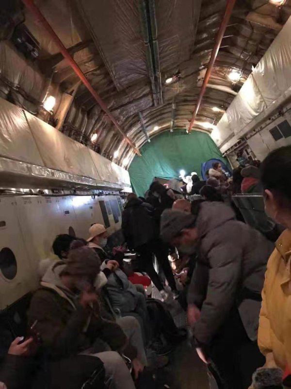 Военный самолет внутри с людьми