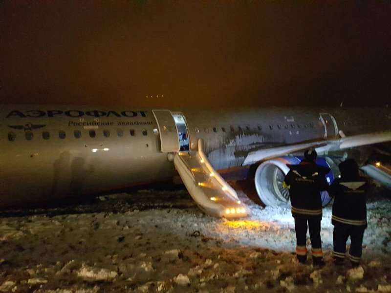 Аварийный надувной трап самолета