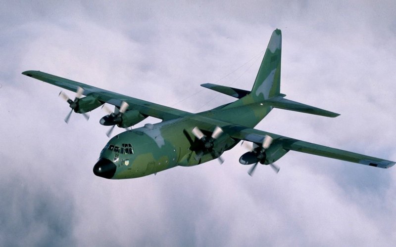 Военный самолет зеленый