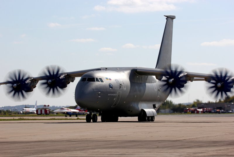 АН-70 военно-транспортный самолёт