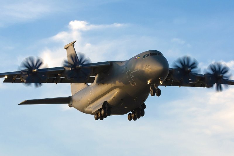 АН-70 транспортный самолёт