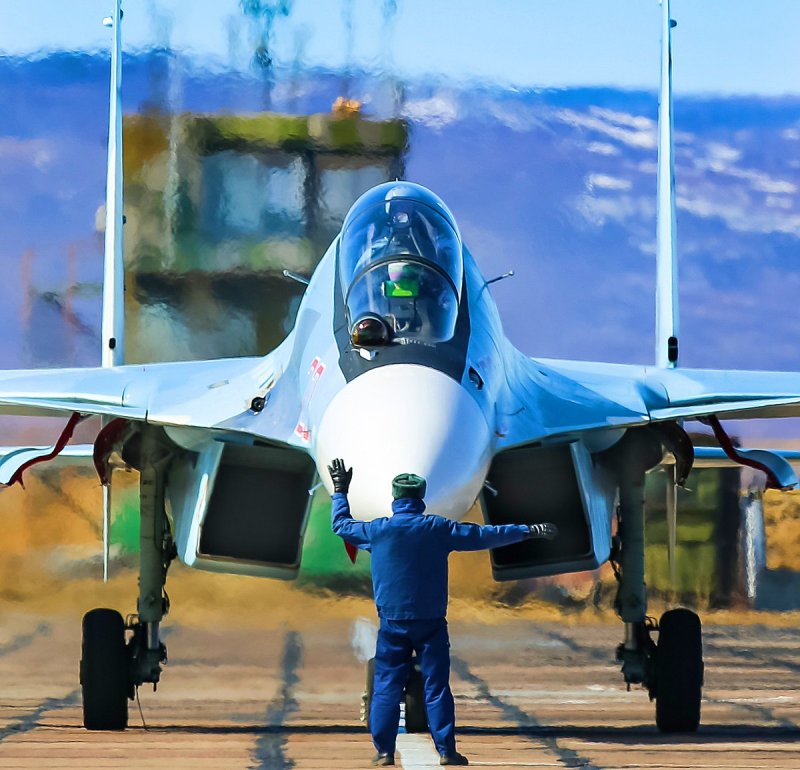 Заруливающий самолет военный