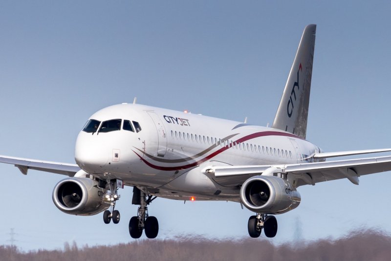 SSJ 100