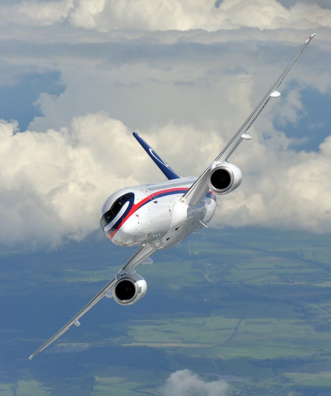 SSJ-100 самолет