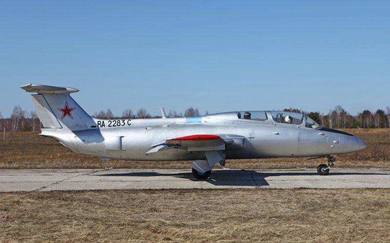 Двухместный учебно-тренировочный самолет l-29