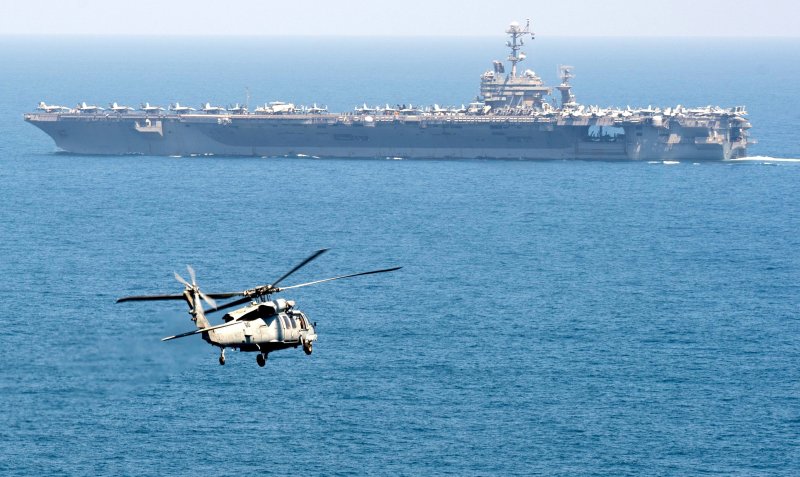 Вертолёты над морем на рабочий стол