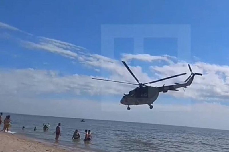 Вертолет над пляжем