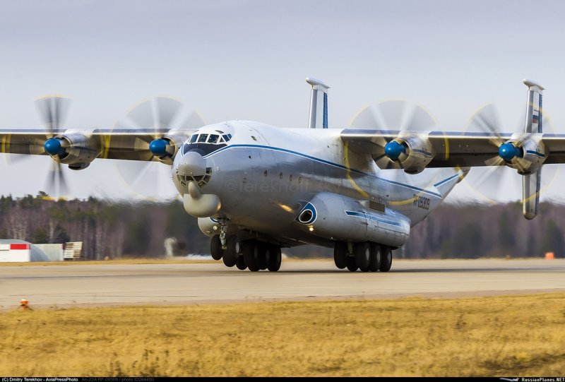 Тяжёлый военно-транспортный самолёт АН-22 («Антей»)