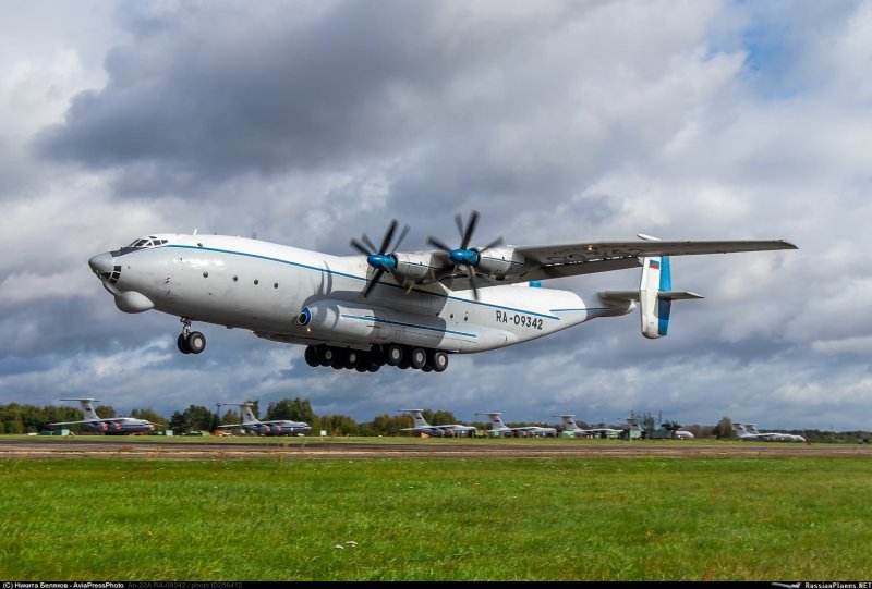 Транспортный самолет АН 22 Антей