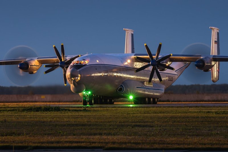 АН-22 транспортный самолёт