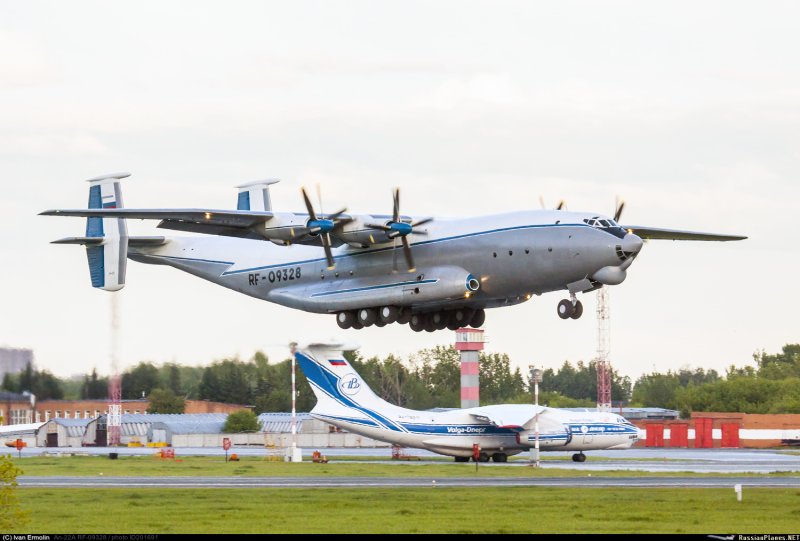 Тяжёлый военно-транспортный самолёт АН-22 («Антей»)