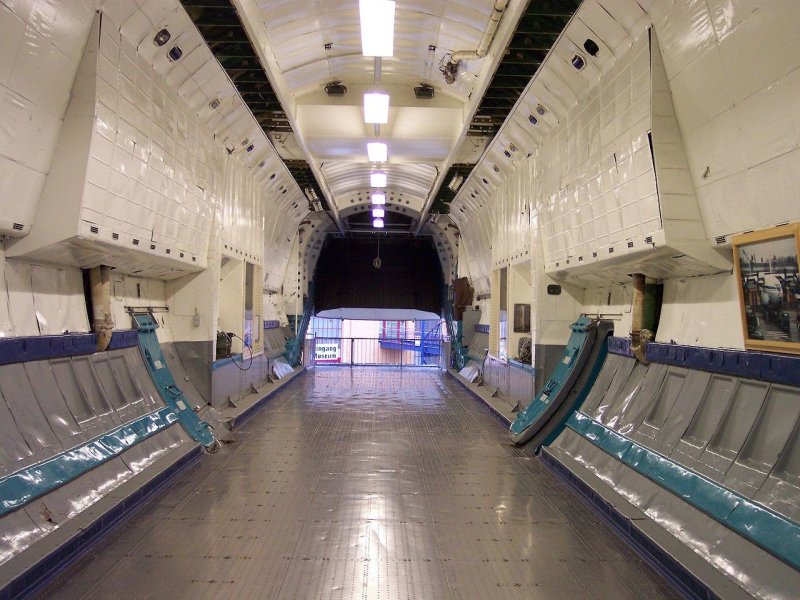 Грузовой отсек самолета АН-22 Антей